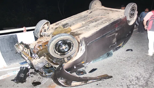 ଶୂନ୍ୟରେ ଉଡ଼ିଲା କାର୍‌, ସିରିଜ୍‌ ଦୁର୍ଘଟଣା: ୨ କାର୍‌, ସ୍କୁଟି ଚୂରମାର୍‌, ୨ ଗୁରୁତର