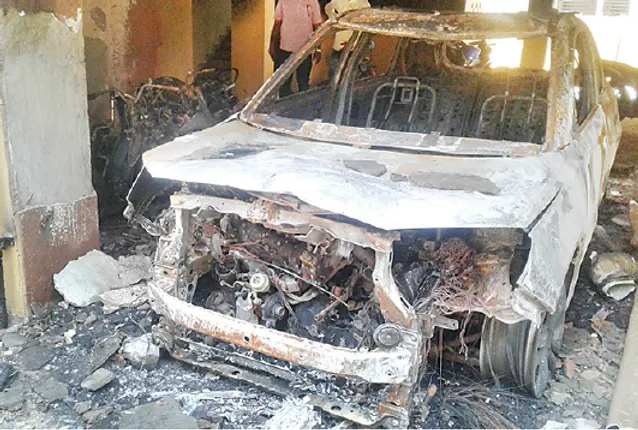 ଆପାର୍ଟମେଣ୍ଟ ପାର୍କିଂରେ ଜଳିଗଲା ୮ ଗାଡ଼ି: ସୁରକ୍ଷାକର୍ମୀ ଫେରାର