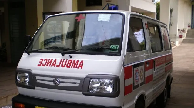 ଆମ୍ବୁଲାନ୍‌ସ ସହିତ ଭ୍ରାମ୍ୟମାଣ ଚିକିତ୍ସକ ଦଳ