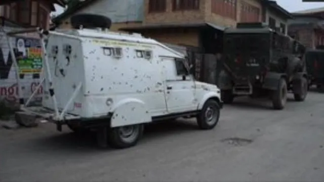 ଜମ୍ମୁ ଓ କଶ୍ମୀର: ପୁଲ୍‌ଓ୍ଵାମା ଗାଁରେ ଏନ୍‌କାଉଣ୍ଟର୍‌; ତିନି ଆତଙ୍କବାଦୀ ନିହତ, ଜଣେ ଯବାନ ସହିଦ