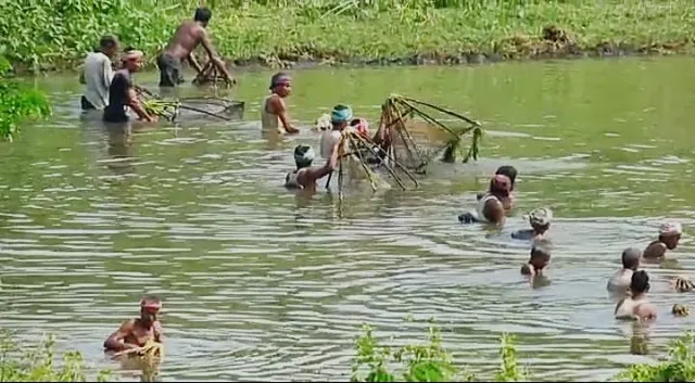 ପଚଣ୍ଡ ରୌଦ୍ରତାପରେ ମାଛ ଧରିବାରେ ବ୍ୟସ୍ତ ମତ୍ସଜୀବୀ। (ଫଟୋ: ମନୋଜ, ବାଲେଶ୍ୱର)
