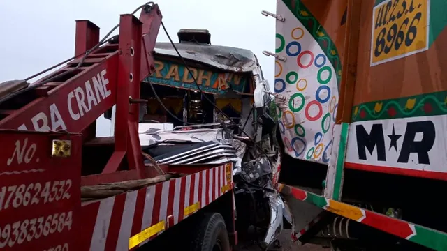 ବାଲେଶ୍ୱର: ଟ୍ରକ୍‌ ପଛରେ ଧକ୍କା ଖାଇଲା ବସ୍‌: ୧୨ ଯାତ୍ରୀ ଆହତ