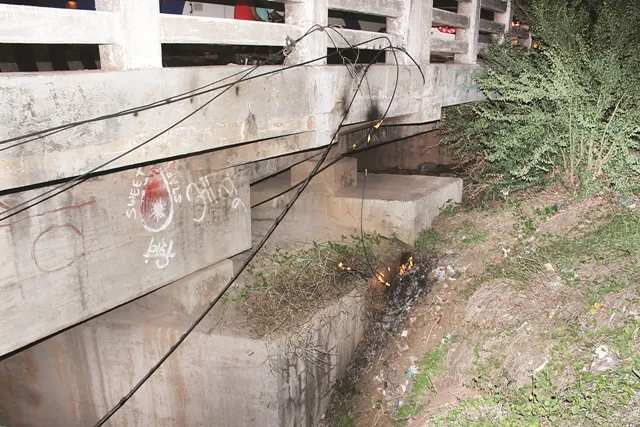 ରେଳଧାରଣା ବିଜୁଳି ତାରକୁ ଛୁଇଁଲା କେବୁଲ; ପ୍ରଚଣ୍ଡ ବିସ୍ଫୋରଣ, ଅଟକିଲା ମାଲବାହୀ