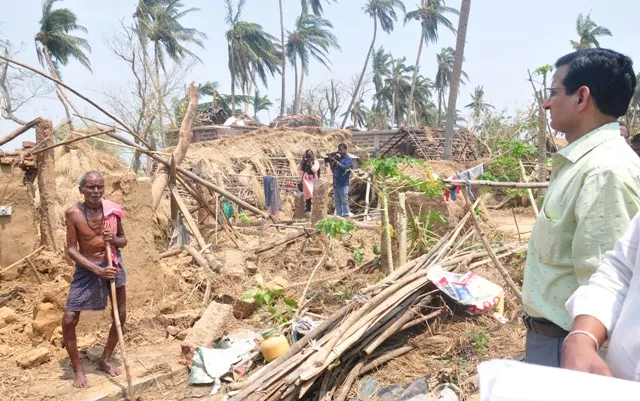 ‘ଫନି’ ଦ୍ବାରା ବିଧ୍ବସ୍ତ ପୁରୀ ଜିଲ୍ଲା କୃଷ୍ଣପ୍ରସାଦ ବ୍ଲକ୍ ମିର୍ଜାପୁର ଗ୍ରାମ ବୁଲି ଦେଖୁଛନ୍ତି କେନ୍ଦ୍ରୀୟ ଟିମ୍