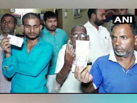 ଭାଜପାକୁ ଭୋଟ ଦେବାକୁ ମନା କରିବାରୁ ଦଳିତଙ୍କ ଆଙ୍ଗୁଳିରେ ଜୋର କରି କାଳୀ ଲଗାଇ ଦେଲେ ପାଞ୍ଚଶହ ଟଙ୍କା