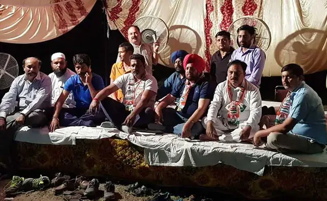 ଇଭିଏମ୍‌ ସୁରକ୍ଷା ନେଇ ୟୁପିରେ ଉତ୍ତେଜନା:‘ଚୌକିଦାର’ ସାଜିଲେ ଏସ୍‌ପି, ବିଏସ୍‌ପି କର୍ମୀ