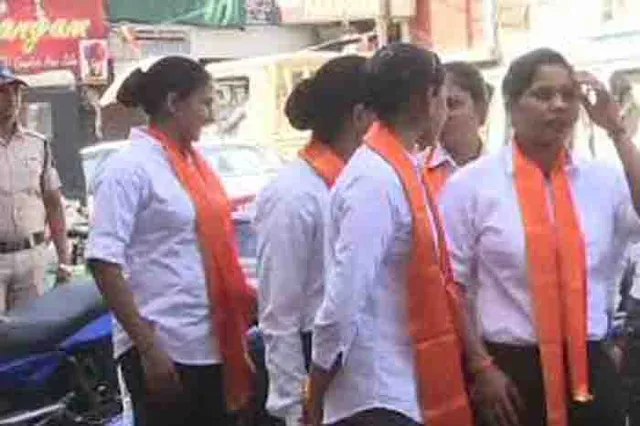 ଦିଗ୍‌ବିଜୟ ସିଂହଙ୍କ ରାଲିରେ ଗେରୁଆ ସ୍କାର୍ଫରେ ନଜର ଆସିଲେ ପୁଲିସ୍‌ କର୍ମୀ, ଡିଆଇଜି କହିଲେ ଆମ ଲୋକ ନୁହନ୍ତି