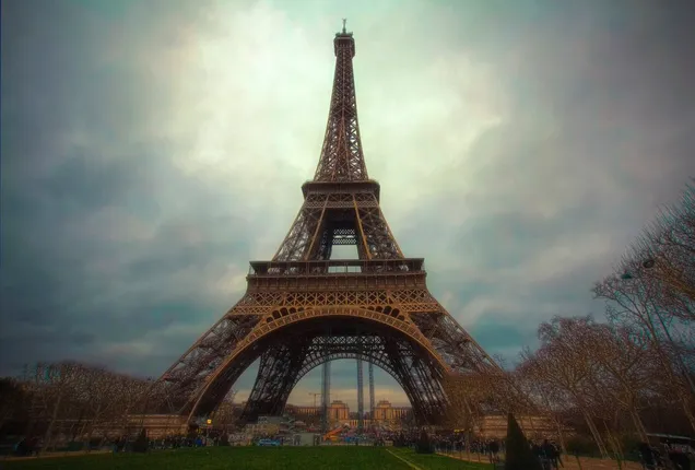 ସଂଦିଗ୍ଧ ବ୍ୟକ୍ତି ଉପରକୁ ଚଢିଯିବା ପରେ ଏଫେଲ ଟାଓ୍ଵାରକୁ ଖାଲି କରାଗଲା