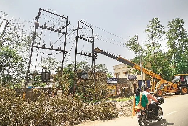 ପିଟିଲେ ଲୋକେ, ଫେରିଗଲେ ୪୦ ଶ୍ରମିକ, ବିଦ୍ୟୁତ୍‌ ପୁନରୁଦ୍ଧାର କାର୍ଯ୍ୟ ବାଧାପ୍ରାପ୍ତ