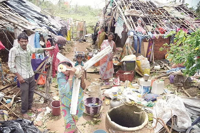 ‘ଫନି’ ପରବର୍ତ୍ତୀ ସ୍ଥିତି ସମୀକ୍ଷା କଲେ କେନ୍ଦ୍ରୀୟ ଟିମ୍‌, ବାତ୍ୟା ପ୍ରପୀଡ଼ିତଙ୍କୁ ଭେଟି ଭଲମନ୍ଦ ପଚାରି ବୁଝିଲେ