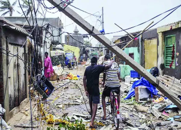 ଫନିକୁ ମାସେ, ରାଜଧାନୀ ଉପକଣ୍ଠ ତଥାପି ଅନ୍ଧାର