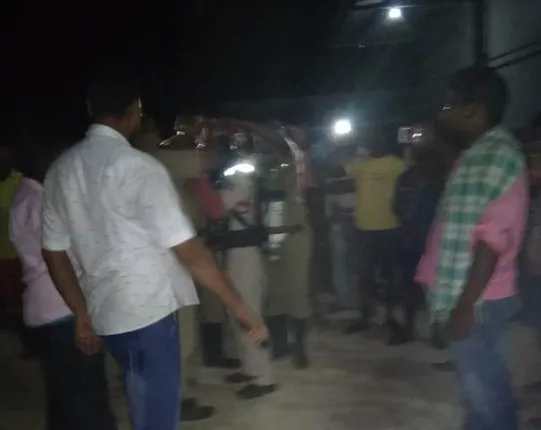 ଶୀତଳ ଭଣ୍ଡାରରୁ ଗ୍ୟାସ୍‌ ଲିକ୍‌ : ପିଲା ଓ ଗୋରୁ-ଗାଈଙ୍କ ସହ ଘର ଛାଡ଼ି ପଳାଇଲେ ତିନିଟି ଗାଁର ଲୋକେ