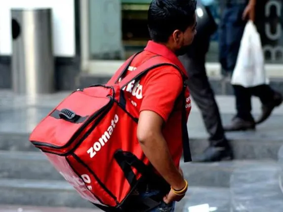 ଯୁବତୀ ଅର୍ଡର ଦେବା ମାତ୍ରେ ପାର୍ସଲ ନେଇ ପହଞ୍ଚିଲେ ୪୨ ଜଣ ଡେଲିଭରି ବୟ, କାହିଁକି ଜାଣନ୍ତୁ?