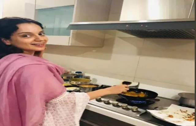 ପ୍ରଧାନମନ୍ତ୍ରୀ ନରେନ୍ଦ୍ର ମୋଦୀଙ୍କ ବିଜୟରେ ଉଲ୍ଲସିତ ହୋଇ କଙ୍ଗନା ନିଜ ହାତରେ ପକୁଡ଼ି ଛାଣି ଖାଇବାକୁ ଦେଲେ