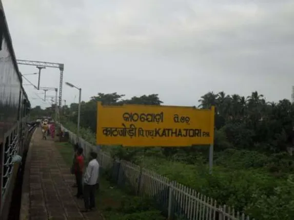 ଜୀବନ-ମୁତ୍ୟୁ ଲଢେଇର କେଇ ମିନିଟ୍‌,  ଚଳନ୍ତା ଟ୍ରେନ- ପ୍ଲାଟଫର୍ମ ମଝିରୁ ଉଦ୍ଧାର ହେଲେ ନାବାଳକ