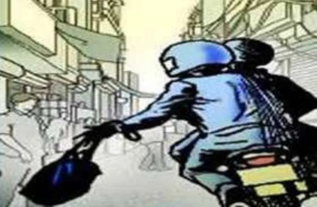 ୟୁନିଟ୍‌-୪ ମସଜିଦ୍‌ କଲୋନିରେ ଥିବା ଏସ୍‌ବିଆଇ ସାମ୍ନାରୁ ଜଣେ ବ୍ୟବସାୟୀଙ୍କ ଠାରୁ ଲକ୍ଷେ ଟଙ୍କା ଝାମ୍ପିନେଲେ ଦୁର୍ବୃତ୍ତ