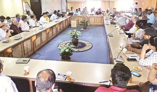 ମୂଲ୍ୟାୟନ ଅପେକ୍ଷାରେ... : ଭଙ୍ଗା ଘରକୁ ଅସଜଡ଼ା ରଖିଛନ୍ତି ଲୋକେ