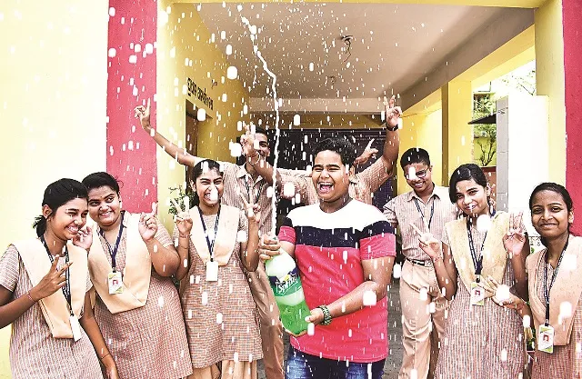 ଘରୋଇ ସ୍କୁଲ୍‌ ଆଗରେ : ସରକାରୀ ବିଦ୍ୟାଳୟର ୨୦ ଜଣ ରଖିଛନ୍ତି ‘ଏ-୧’, ଘରୋଇ ସ୍କୁଲ୍‌ର ୮୦ରୁ ଅଧିକ ଛାତ୍ରଛାତ୍ରୀଙ୍କୁ ‘ଏ-୧’