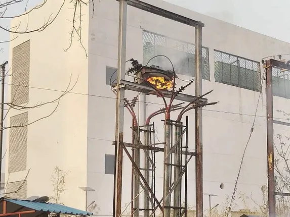 ଟ୍ରାନ୍ସଫର୍ମର ଫାଟି ଦୁଇ ଯୁବକ ଗୁରୁତର