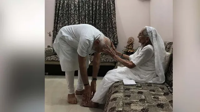 ଗାନ୍ଧୀନଗରରେ ନିଜ ମା’ ହୀରାବେନ୍‌ଙ୍କୁ ଭେଟିଲେ ପ୍ରଧାନମନ୍ତ୍ରୀ ମୋଦୀ, ନେଲେ ଆଶୀର୍ବାଦ