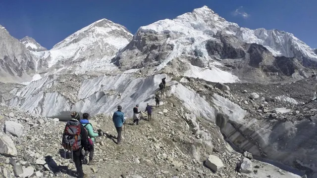 ୨୦୦ ଆରୋହୀ ଶିଖରରେ ପହଞ୍ଚିବାକୁ ଉଦ୍ୟମ କରିବାରୁ ଏଭରେଷ୍ଟ୍‍ ଶୃଙ୍ଗରେ ‘ଟ୍ରାଫିକ୍‌ ଜାମ୍‌’