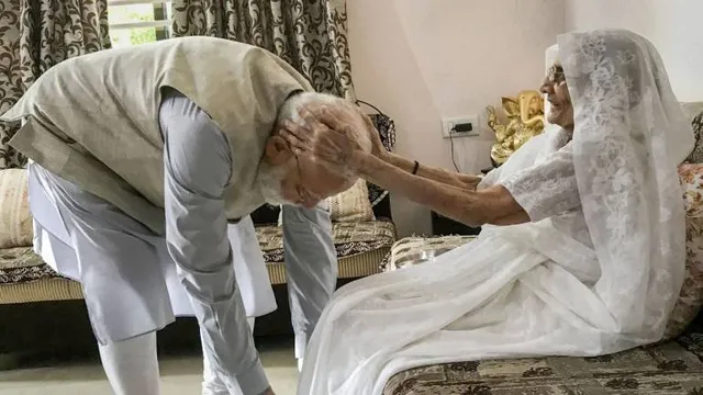 ଆଜି ମାଆ ହୀରାବେନଙ୍କୁ ଭେଟିବେ ମୋଦୀ, ଦ୍ୱିତୀୟ ଥର ଶାସନ ଭାର କାନ୍ଧକୁ ନେବା ପୂର୍ବରୁ ଚରଣ ଛୁଇଁ ନେବେ ଆଶୀର୍ବାଦ