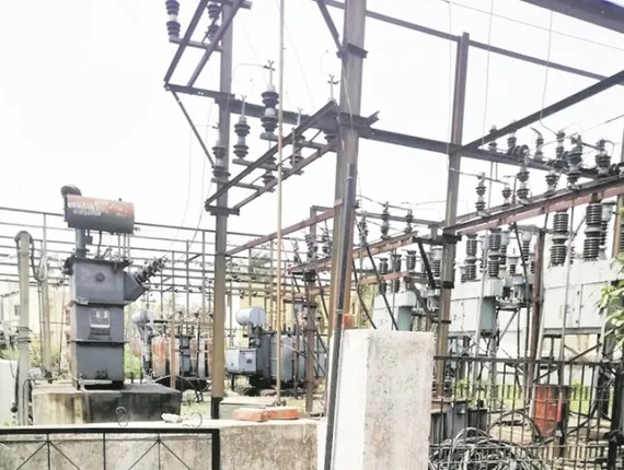 ଏମିତି ଚାଲିଛି ବିଦ୍ୟୁତ୍‌ ମରାମତି : ଚନ୍ଦ୍ରଶେଖରପୁର ବିଦ୍ୟୁତ୍ ସେକ୍ସନ-୧ରେ ଅବ୍ୟବସ୍ଥା, କାର୍ଯ୍ୟାଳୟରେ ଗଡ଼ୁଛି ଶତାଧିକ ଅଭିଯୋଗ
