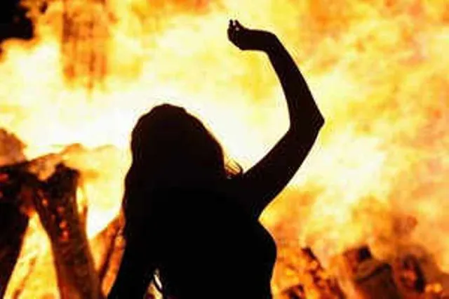 ସ୍ୱାମୀ ଚାଲିଯିବା ପରେ ୧୦ହଜାର ଟଙ୍କାରେ ବିକି ଦେଲା ବାପା, ବାରମ୍ବାର ଦୁଷ୍କର୍ମର ଶିକାର ହୋଇ ପୁଲିସରେ ଅଭିଯୋଗ କଲେ ମହିଳା, ଶେଷରେ ଦେହରେ ଲଗାଇଦେଲେ ନିଆଁ