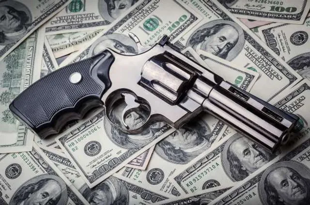 ସମଲ ଥାନା ଅଞ୍ଚଳରେ ଚାଞ୍ଚଲ୍ୟ : ମାଉଜର ଦେଖାଇ ୮୩ ହଜାର ଲୁଟ୍