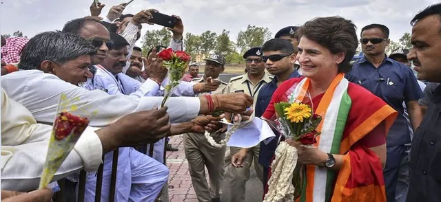 ନିଆରା ଉଦାହରଣ ସୃଷ୍ଟି କଲେ ପ୍ରିୟଙ୍କା, ଗାଡ଼ିରୁ ଓହ୍ଲାଇ ମୋଦୀ ସମର୍ଥକଙ୍କ ସହ ହାତ ମିଳାଇଲେ