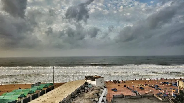 ‘ଫନି’ ପ୍ରଭାବ: ପୁରୀରେ ବର୍ଷା ଆରମ୍ଭ; ଶ୍ରୀମନ୍ଦିରରୁ ଉଡ଼ିଗଲା ବାନା