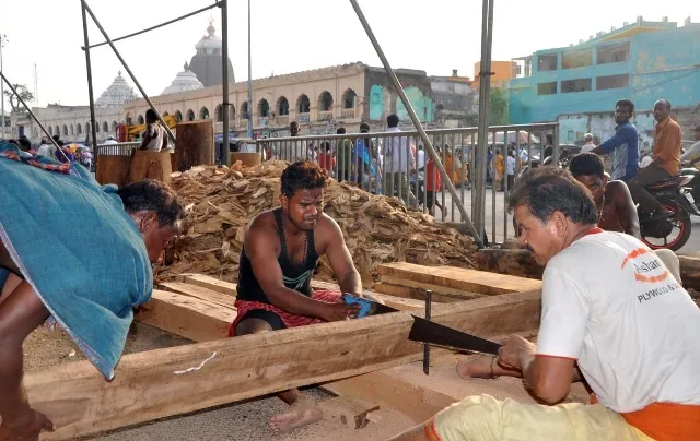 ମଜୁରି ପାଇଁ ରଥଖଳାରେ ବିରୋଧ ପ୍ରଦର୍ଶନ : ଅଧ ଘଣ୍ଟା ପାଇଁ ରଥକାମ ବନ୍ଦ, ବିଲ ପ୍ରସ୍ତୁତି ଆରମ୍ଭ କଲା ଶ୍ରୀମନ୍ଦିର ପ୍ରଶାସନ