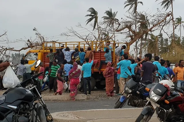 ରିଲିଫ୍‌ ଟ୍ରକ୍‌ ଲୁଟିଲେ