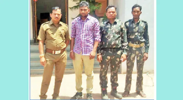 କାଠଗଣ୍ଡି ଓ ବାଇକ୍‌ ସହ ଯୁବକ ଗିରଫ