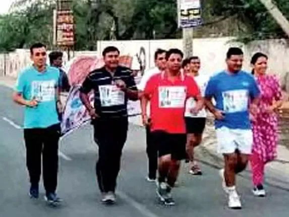 ମତଦାନ ସଚେତନତା:ଆଇଆର୍‌ଏସ୍‌ ଅଧିକାରୀ ପତ୍ନୀଙ୍କ ସହ ୨୧ କିମି ଦୌଡ଼ି ଭୋଟ୍‌ ଦେଲେ