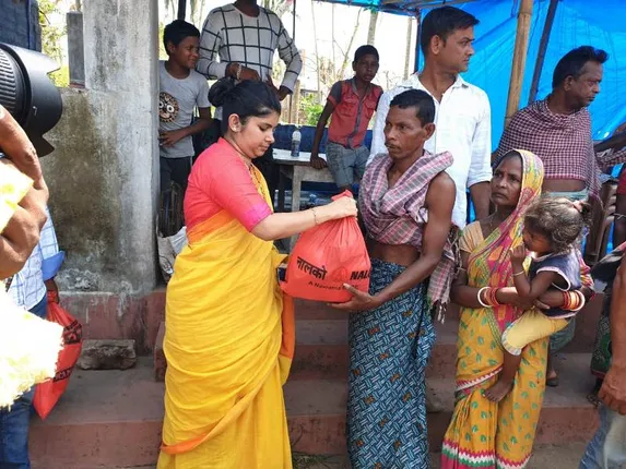 ‘ଫନି’ ପ୍ରଭାବିତ ପୁରୀରେ ‘ସମ୍ବାଦ’ ପକ୍ଷରୁ ରିଲିଫ ବିତରଣ