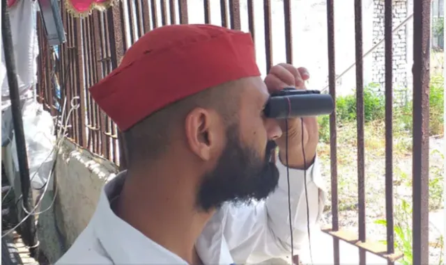 କର୍ମୀଙ୍କ ଅଭିନବ ପ୍ରୟାସ : ଇଭିଏମ ଉପରେ ନଜର ରଖିବା ପାଇଁ ଷ୍ଟ୍ରଙ୍ଗରୁମ ଆଗରେ ତମ୍ବୁ ଓ କ୍ୟାମେରା ଲଗାଇ ବସିଲେ ସପା-ବିଏସପି କର୍ମୀ