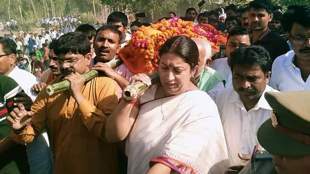 ଆମେଥି ସହଯୋଗୀଙ୍କ କୋକେଇ କାନ୍ଧେଇଲେ ସ୍ମୃତି ଇରାନୀ