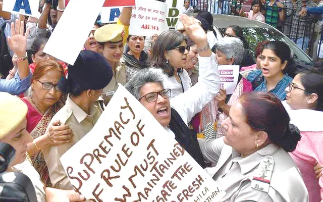 ଗୋଗୋଇଙ୍କୁ କ୍ଲିନ୍‌ଚିଟ୍:ସୁପ୍ରିମ କୋର୍ଟ ଆଗରେ ମହିଳାଙ୍କ ପ୍ରତିବାଦ