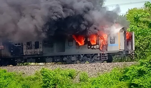 ରାଜଧାନୀ ଏକ୍ସପ୍ରେସ୍‌ରେ ନିଆଁ