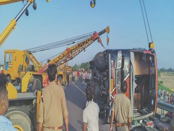 ଲକ୍ଷ୍ନୌ-ଆଗ୍ରା ଏକ୍ସପ୍ରେସରେ ଟ୍ରଲିକୁ ଧକ୍କା ଦେବାଫଳରେ ଯାତ୍ରୀବାହୀ ବସ୍ ଓଲଟିଲା,୫ ମୃତ, ୩୦ରୁ ଉର୍ଦ୍ଧ୍ୱ ଆହତ