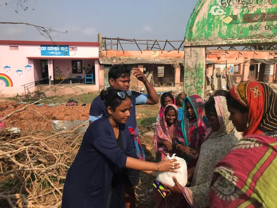 ବାତ୍ୟା ପ୍ରପୀଡ଼ିତ ପୁରୀ ଜିଲ୍ଲାରେ ‘ସିଗ୍‌ନେଚର୍‌ ୨୪ ପ୍ରଡକ୍ସନ’ ପକ୍ଷରୁ ରିଲିଫ୍‌ ବଣ୍ଟନ