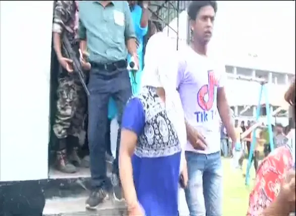 ବୁଥ୍‌ ଭିତରେ ମହିଳାଙ୍କ ଦାଦାଗିରି, ଟିଏମ୍‌ସିକୁ ଭୋଟ ଦେବାକୁ ଭୋଟରଙ୍କୁ ବାଧ୍ୟ କରୁଥିଲେ