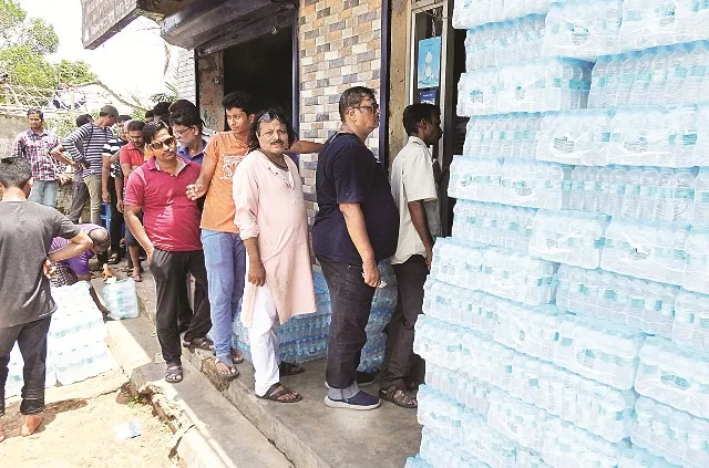 ପାଣି କିଣିବାକୁ ଲାଇନ୍‌