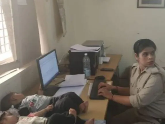 ପ୍ରେରଣା ପାଲଟିଲେ ମହିଳା ପୁଲିସକର୍ମୀ : ଟେବୁଲ ଉପରେ ନିଜ ୬ମାସର ଯମଜ ସନ୍ତାନକୁ ରଖି କାମ କରୁଥିବାର ଫଟୋ ଭାଇରାଲ