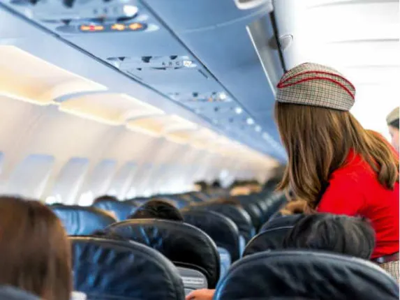 ସିଗାରେଟ୍‌ ପିଇବାକୁ ରୋକିବାରୁ ମହିଳା କେବିନ କ୍ରୁଙ୍କ ଆଗରେ  ଆପତ୍ତିଜନକ କାମ କଲେ ଯୁବକ