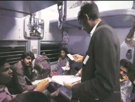 ଟ୍ରେନ୍‌ରେ ବିନା ଟିକେଟରେ ଧରା ପଡ଼ିବା ପରେ ଯାତ୍ରୀ କହିଲେ, ମୋ ଆକାଉଣ୍ଟକୁ ୭୨,୦୦୦ଟଙ୍କା ଆସିଗଲେ ଜରିମାନା ଦେଇଦେବି