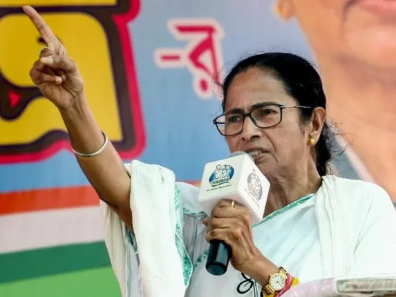 କୋଲକାତା ରୋଡ୍‌ ସୋ’ ହିଂସା ପରେ ଫେସ୍‌ବୁକ୍‌-ଟୁଇଟ୍‌ରରେ ନିଜର ପ୍ରୋଫାଇଲ ଫଟୋ ହଟାଇ ଏଭଳି ଫଟୋ ରଖିଲେ ମମତା ବାନାର୍ଜୀ