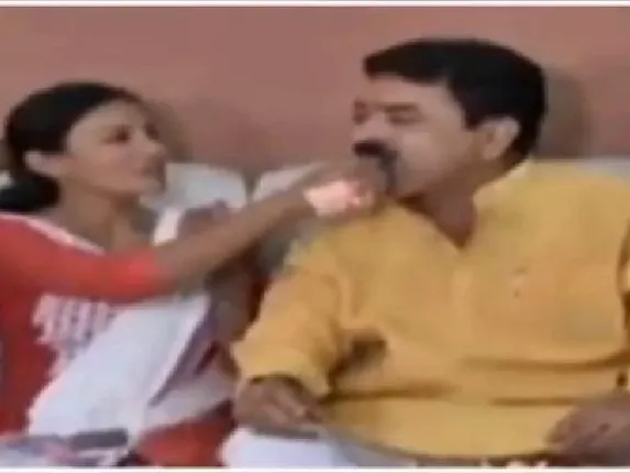 ଏନ୍‌ସିପି ନେତ୍ରୀଙ୍କୁ ବିଧାୟକଙ୍କ ଗୋଇଠା ମାଡ଼ ଘଟଣା: ଭିଡିଓ ଭାଇରାଲ୍‌ ହେବାର କିଛି ସମୟ ଭିତରେ ଦୁହେଁ ଭାଇ-ଭଉଣୀ ସଂପର୍କରେ ଯୋଡ଼ି ହେଲେ