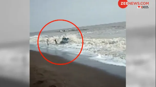 ସମୁଦ୍ର ଭିତରୁ ଟ୍ରାକ୍ଟର ସାହାଯ୍ୟରେ କାରକୁ ବାହାରକୁ ଅଣାଗଲା